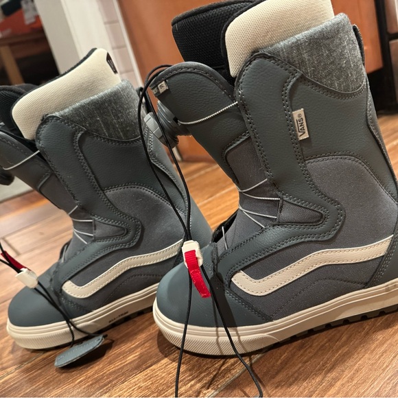 Like New - Vans Women’s 5.5 Encore OG Snowboard Boots - Picture 3 of 10